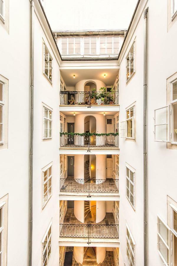 Beautiful City Apartment At Famous Ballgasse Вена Экстерьер фото